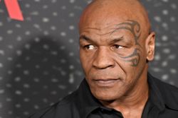 Trainer moet Mike Tyson tegenhouden nadat hij sparringspartner KO slaat (VIDEO)