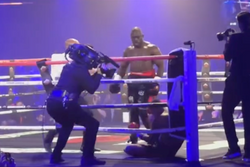 Melvin Manhoef geeft Dave Roelvink een pak rammel binnen twee rondes (BEELDEN)