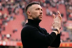 Ajax-trainer Francesco Farioli hakt knoop door en neemt bizar besluit