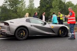 A2: Ferrari verwoest na crash, bestuurder had de peperdure auto pas één dag