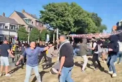 Noodbevel in Katwijk na extreme rellen en gevechten tijdens demonstratie (BEELDEN)
