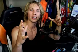 Politie doet inval bij YouTuber Acid na exposen van gynaceloog in v*rkrachtingszaak