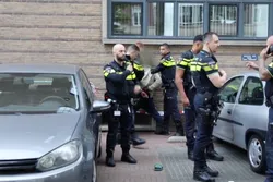 Den Haag: Dronken man steelt politieauto en knalt in op politiebureau