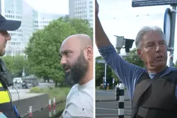 Pegida venietigt koran voor ogen van moslims tijdens NAVO-top