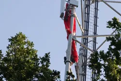 Oss: Parachutespringer krijgt schrik van leven en bungelt 50 meter hoog in mast