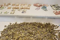 Amsterdam: Politie arresteert dakloze man met 13.000 euro op zak na wildplassen