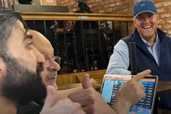 Bizar: Koning Willem Alexander bestelt kapsalon in shoarmazaak Rotterdam