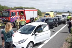 A12: Dertien auto's crashen na gigantisch ongeluk in beide richtingen