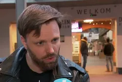 Tim Hofman in gezicht geslagen door staatssecretaris, camera kapotgemaakt