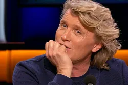 Hans Klok zwaargewond na mislukte act met zwaarden (BEELDEN)