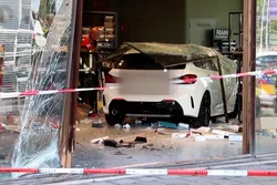 Bizar: Auto rijdt winkelpad in Beverwijk binnen en richt enorme schade aan (BEELDEN)