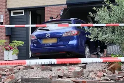 Hengelo: 11-jarig meisje rijdt auto met ouders en baby woning binnen