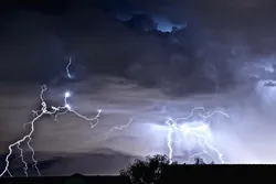 Opgelet!: Extreme onweersbuiwen met hagel op komst in Nederland
