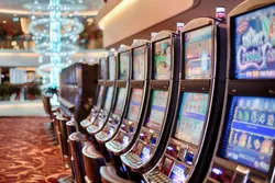 Nijmegen: Vrouw (76) schuilt voor regen in casino en wint spontaan gigantische jackpot