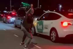 Amsterdam: Woedende taxichauffeurs bekogelen elkaar tijdens bizarre actie (VIDEO)