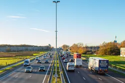 Lichaam urenlang vastgebonden aan verkeersbord op snelweg