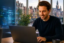 Man zit op laptop in Amsterdam