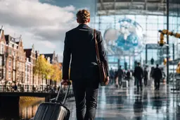 Expat loopt door Nederland