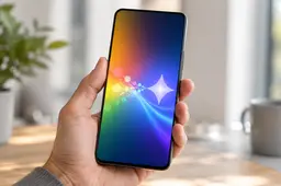 Een hand houdt een Android-smartphone vast, waarbij subtiele verlichting de overgang van Google Assistant naar Gemini symboliseert in een lichte, moderne omgeving.