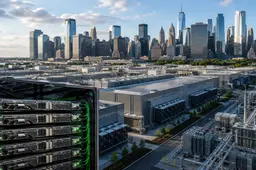 AI-datacentercampus met serverracks en energie-infrastructuur voor de skyline van het financiële district van New York.