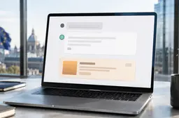 Laptop met een ChatGPT-achtig gesprek en afzonderlijke advertentiekaart, met Europese stedelijke context op de achtergrond.