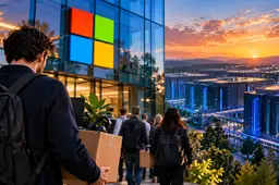 Medewerker met verhuisdoos bij een Microsoft-gebouw, met AI-datacenters op de achtergrond.