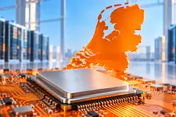 Zilveren AI-chip op een oranje printplaat, met een oranje kaart van Nederland en serverkasten op de achtergrond.