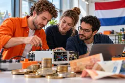 Euromunten en bankbiljetten voor een werkend technologieteam, met oranje accenten en een Nederlandse vlag.