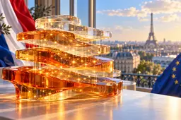 Oranje glazen AI-structuur met lichtverbindingen, Franse en Europese vlaggen en de Eiffeltoren op de achtergrond.
