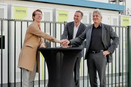 foto 2 lancering batterij - vlnr Joep Sanderink NEC, wethouder Christian Schouten, Peter Simoes InVesta