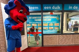 Onder toeziend oog van mascotte Freddy Fit openen Mayla Ruitenberg en Eddy Bakker samen de expositieruimte van het toekomstige zwem- en sportcomplex Hoornse Vaart 1