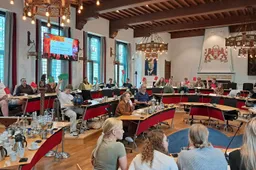 Vonk-studenten debatteren in de raadszaal