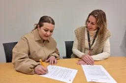 Foto tekenmoment BCPA en VluchtelingenWerk