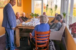 Wethouder Shah Sheikkariem op bezoek bij de dagbesteding op Park Veldzicht-5