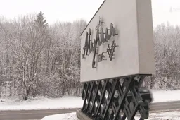 Nemeilės strėlės – sulaužytos: naujieji miesto vartai „Alytus – Myliu“ – jau stovi