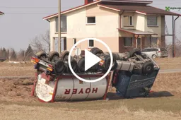 Nuo kelio šalia Alytaus nuvažiavo ir apvirto nuodingas chemines medžiagas vežęs vilkikas
