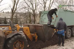 Ant Santaikos gatvės asfalto – tonos vištų mėšlo iš paukštyno (VIDEO. NUOTRAUKOS. ATNAUJINTA)