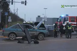 Prie didžiosios „Maxima“ parduotuvės Alytuje į avariją pateko iš tarnybos važiavę kariškiai