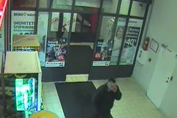 Bankomate pinigus palikusi moteris prašo pagalbos