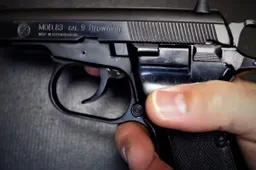 Ranką persišovė taisydamas pistoletą