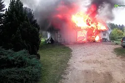 Gaisras Alytaus rajone: dūmai buvo matomi už keleto kilometrų, sudegė „Honda" ir automobilių remonto įranga