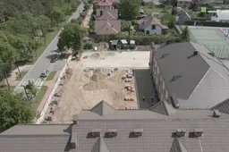 Prie gimnazijos nebeliko pusšimčio medžių, su jais iškasti ir ateities kartoms mokinių rašyti laiškai