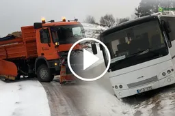 Kad slidu, įsitikino ir kelininkai: nuo kelio nuslydo ne tik maršrutinis autobusas