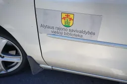 Aukcione savivaldybė parduos automobilius ir mokyklinį autobusą