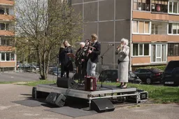 Sveikinimai Alytaus mamytėms skambėjo kiemeliuose