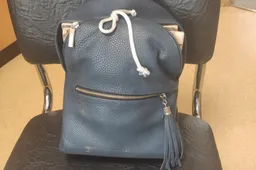 Kuprinė su knygomis laukia šeimininko