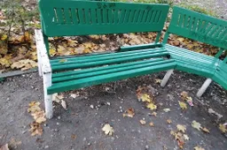 Savaitgalį suniokoti Miesto sodo suoliukai