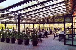 Naujas karantino etapas: su ribojimais gali dirbti lauko kavinės, kirpyklos, muziejai