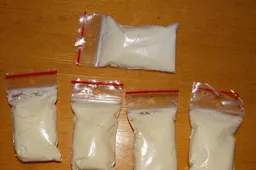 „Mazdoje“ policiją sudomino paketėliai su baltais milteliais