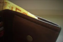 Beveik dešimties tūkstančių eurų neteko banko kodus pasakęs „pareigūnui”